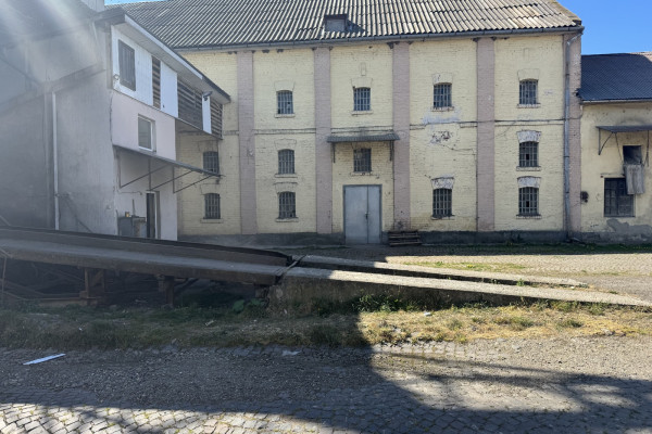 Продаж виробничо-складського комплексу 1 552,6 м2, 0,41 га у Закарпатській області